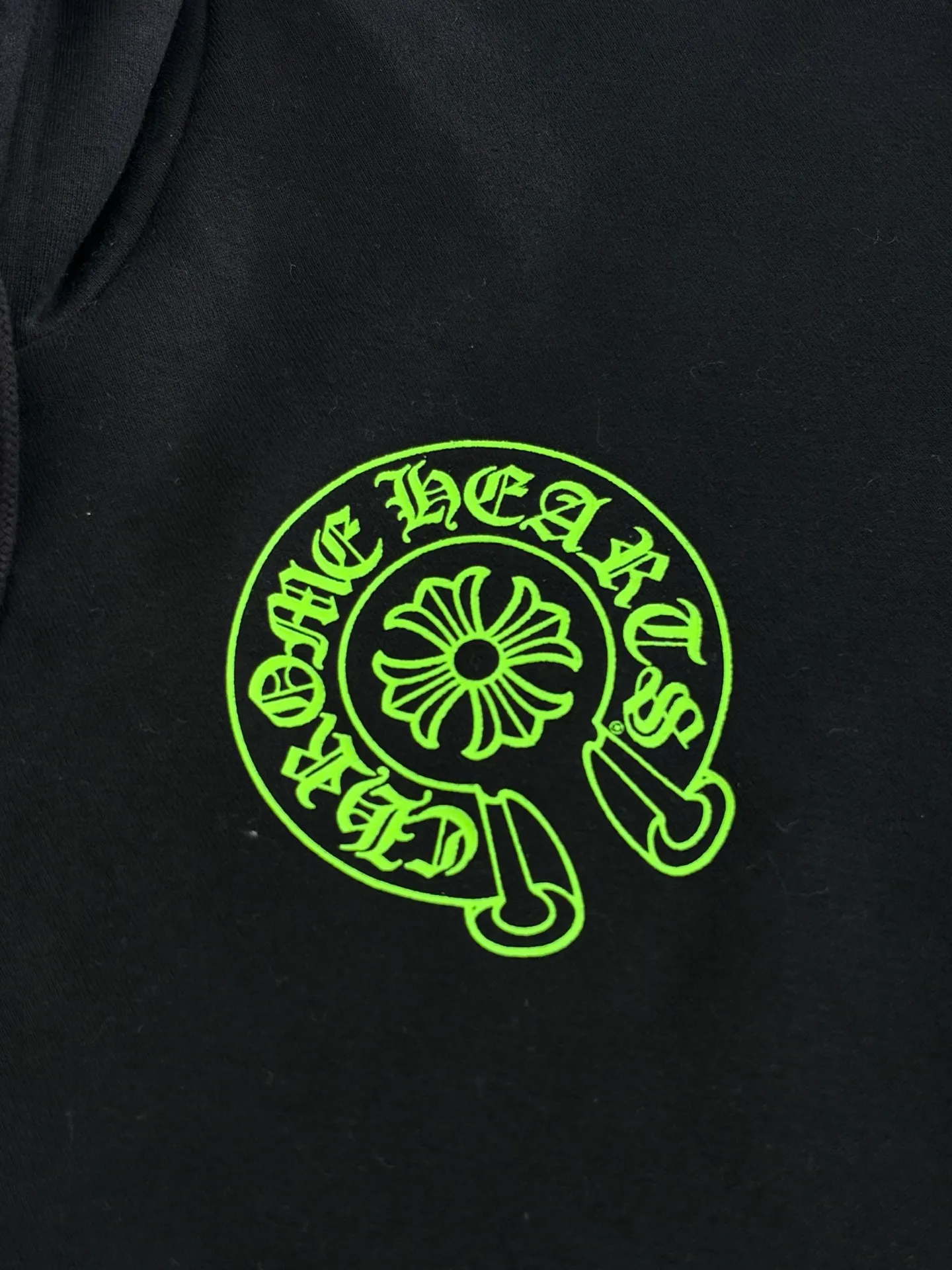P380 Chrome Herat*/Chrome Heart SS26 new fluorescent green horseshoe print hooded sweatshirt in early spring is made of 80% cotton + 20% polyester blended fabric. It is woven with 32 counts as the base yarn and 10 counts of yarn, with a weight of 330g. It uses offset printing and patch embroidery technology to present the brand's iconic fluorescent green totem and letter elements. The Sanskrit pattern layout on the front chest, back and sleeves is clearly layered, and the craftsmanship details are exquisite. Size：S/M/L